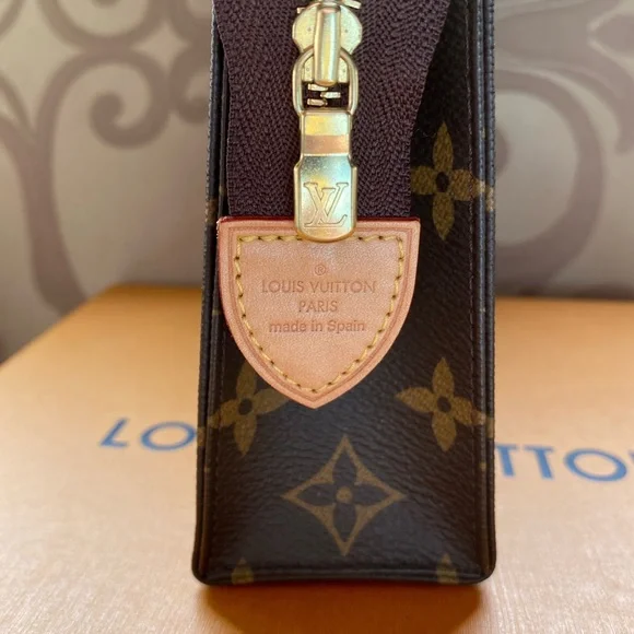 Louis Vuitton toiletry pouch 19 - Picture 9 of 12